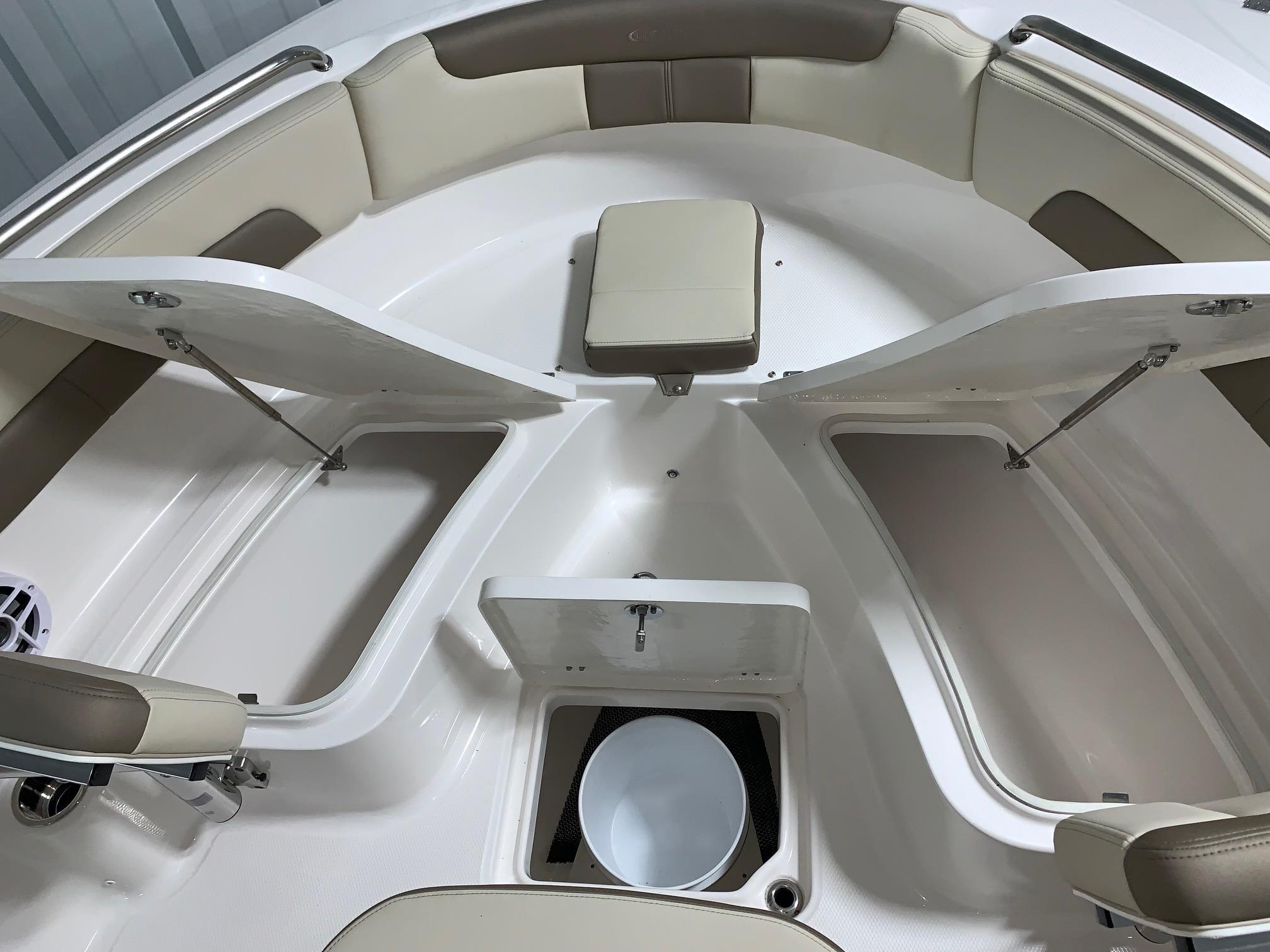 Robalo R222 New New 2026 Robalo R222 Explorer Biscayne Blue/White Boat for Sale ...